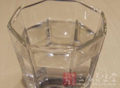 一般而言，人每天至少應該喝1500ml~1700ml的水