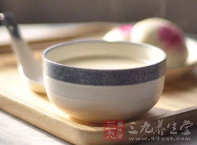 服用維生素AD時忌喝粥湯，否則會使維生素流失
