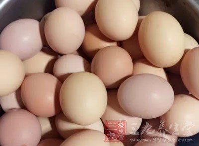 雞蛋200克，洋蔥300克，蔥10克，姜10克，大蒜10克
