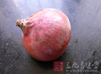 洋蔥頭，肉，油，料酒，醬油，鹽少許，五香粉