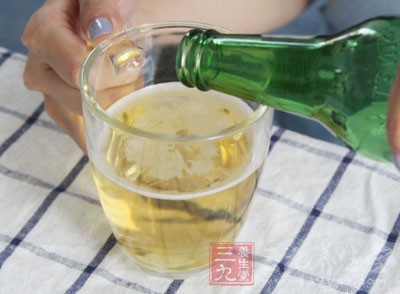 飲酒在一般情況下會讓血壓升高4到8毫米汞柱