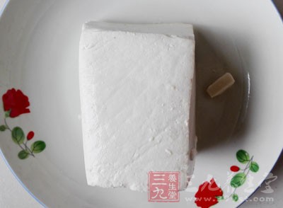 在承認豆腐的營養價值的同時，我們也要警惕過量食用對身體造成的危害