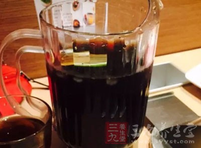 汽水可樂類食品含糖量過高，喝後有飽脹感，影響正餐
