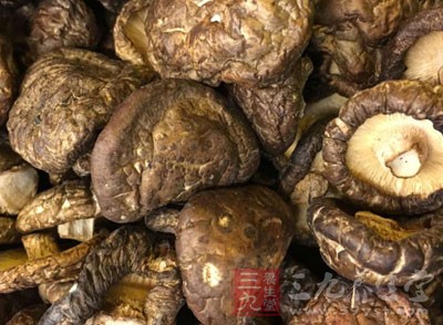 如芹菜、香菇、青菜、水果、豆類、薯類等食物
