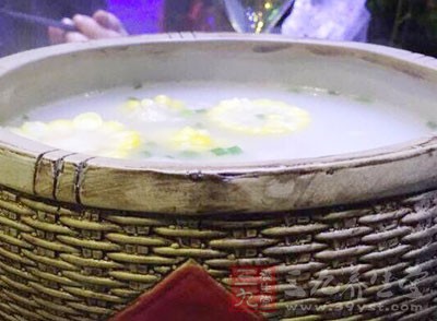 湯泡飯也會影響食物的消化，湯最好飯前喝