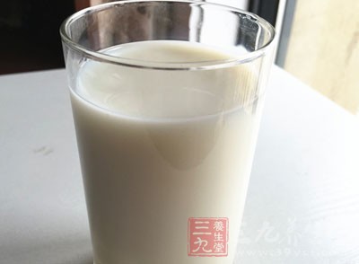 牛奶的主要作用有補肺胃，生津液，潤大腸的功效