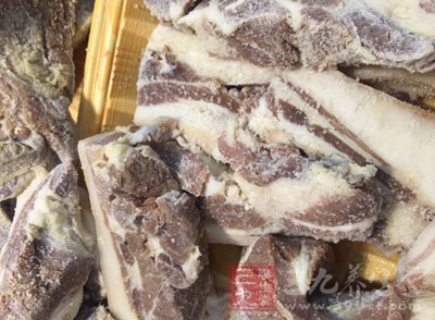 以臘肉來說，在冬天制作肯定是要遠遠的好於夏天制作