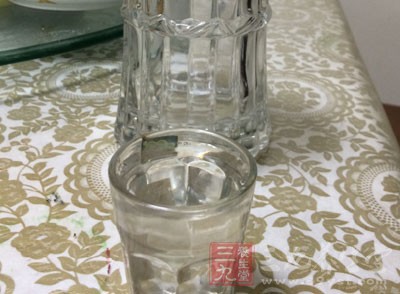 因為空腹時酒精吸收快，人容易喝醉