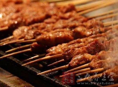 專家指出，燒烤和油炸的澱粉類食物中含有致癌物丙烯酰胺，可導致男性少精、弱精