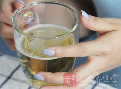 大瓶啤酒容量一般為640毫升，建議每天飲用量不超過1000毫升