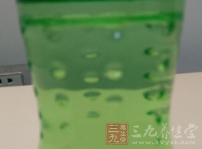 很多人喜歡用可樂、雪碧稀釋洋酒