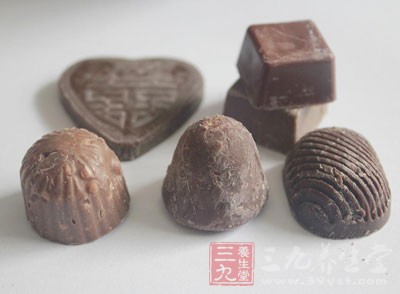 巧克力含大量的可可鹼,會讓食道括約肌放松 巧克力含大量的可可鹼,會讓食道括約肌放松
