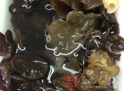 新鮮木耳中含有一種叫做卟啉類的對光線敏感的物質 新鮮木耳中含有一種叫做卟啉類的對光線敏感的物質
