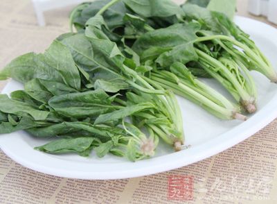 如果你怕把菠菜長時間的加熱會把它裡面所含有的營養成分破壞殆盡
