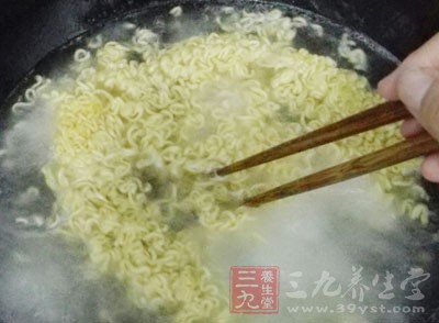 除要注意是否過期外，還要看看面餅的質量