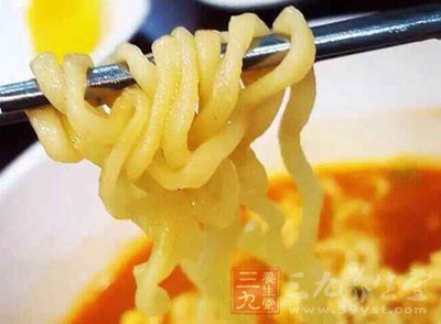 不僅鹽量高，方便面裡的含油量也很高，特別是醬料包