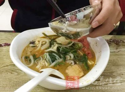 第三，涮菜的過程中可以去除蔬菜中的部分草酸、亞硝酸鹽和農藥