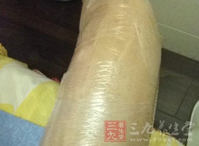 相反利用保鮮膜包裹身體的局部，會影響皮膚的局部排汗功能