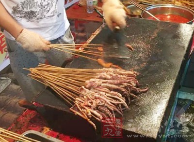 在大街小巷,有很多生意火爆的烤鱿魚攤點 在大街小巷,有很多生意火爆的烤鱿魚攤點