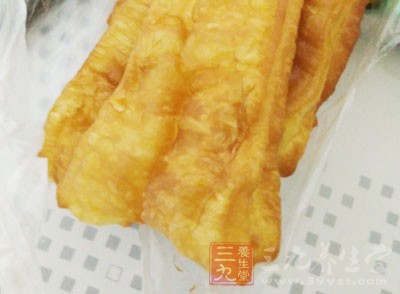 雖然很多人都喜歡早餐吃豆漿油條,但是油條確實是不衛生的,吃多了對身體不好 雖然很多人都喜歡早餐吃豆漿油條,但是油條確實是不衛生的,吃多了對身體不好