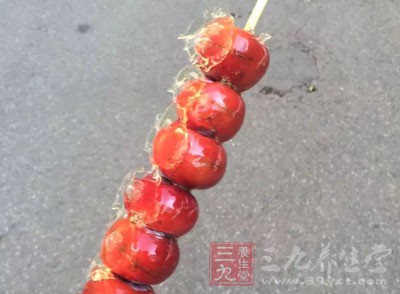 有些冰糖葫蘆的山楂未成熟,味道不對 有些冰糖葫蘆的山楂未成熟,味道不對