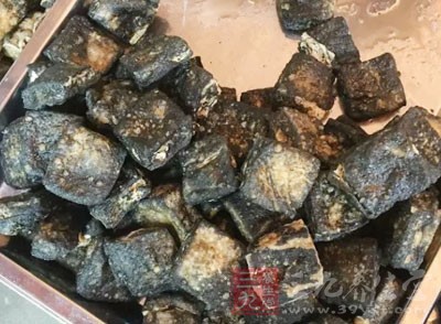 據街頭商販忏悔書揭露真相,制作黑臭豆腐,要先將豆腐浸泡到臭鹵水裡 據街頭商販忏悔書揭露真相,制作黑臭豆腐,要先將豆腐浸泡到臭鹵水裡