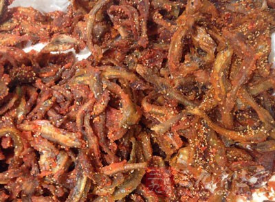 一部分人還會購買死魚,以及一些腌魚和魚干等 一部分人還會購買死魚,以及一些腌魚和魚干等