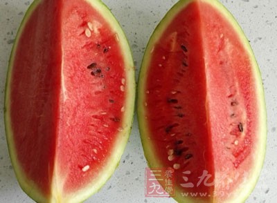 西瓜、甜瓜、葡萄、柑子、猕猴桃、菠蘿、菱角、草莓是利尿的
