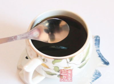 含咖啡因的飲料和食品，被孕婦大量飲用後，會出現惡心、嘔吐、頭痛、心跳加快等症狀