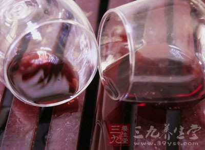 喝酒前後吃藥小心會中毒 喝酒前後吃藥小心會中毒