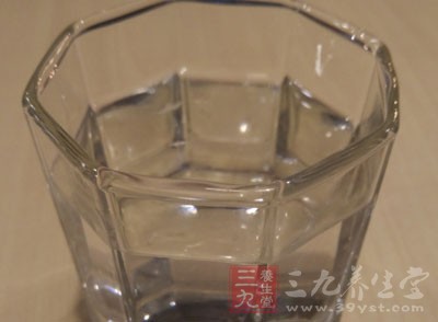 即低嘌呤或無嘌呤飲食、低熱量攝入、低鹽飲食和大量飲水