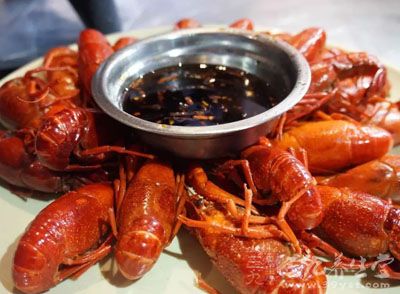 這是因為食醋能夠解除小龍蝦的腥味