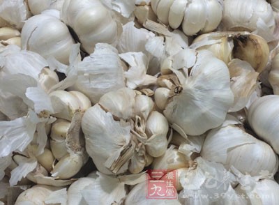涼拌菜中可以加點醋或蒜泥等有一定殺菌作用的調料 涼拌菜中可以加點醋或蒜泥等有一定殺菌作用的調料