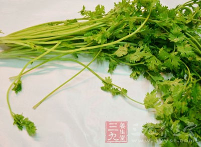 黃瓜、胡蘿卜、香菜、蒜、姜、干辣椒、鹽、雞精、味極鮮、醋、香油、花生油 黃瓜、胡蘿卜、香菜、蒜、姜、干辣椒、鹽、雞精、味極鮮、醋、香油、花生油