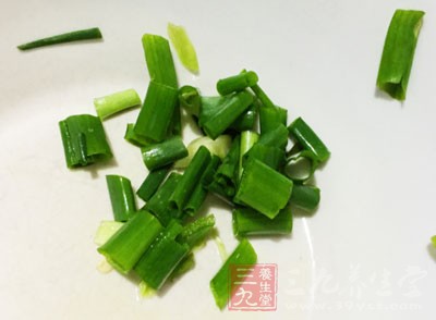 如果想要更香可以燒一點熱油澆到蔥花上，懶人就免了吧，直接開吃
