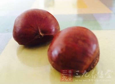 板栗於堅果類,但它不像核桃、榛子、杏仁等堅果那樣富含油脂 板栗於堅果類,但它不像核桃、榛子、杏仁等堅果那樣富含油脂