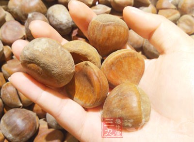 將新鮮的板栗放在陰涼通風處 將新鮮的板栗放在陰涼通風處