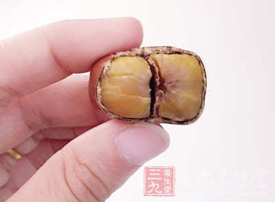 將板栗裝入塑料袋中,保持通風和氣溫的穩定,將塑料袋扎緊 將板栗裝入塑料袋中,保持通風和氣溫的穩定,將塑料袋扎緊