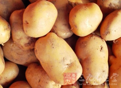 土豆、板栗、豬肉、豆瓣醬、姜蒜、醬油、味精、花椒面、胡椒面、油 土豆、板栗、豬肉、豆瓣醬、姜蒜、醬油、味精、花椒面、胡椒面、油