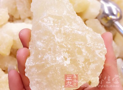 雞翅,板栗,姜片,蒜片,老抽,生抽,番茄醬,玫瑰露酒,瑞士汁,冰糖少許 雞翅,板栗,姜片,蒜片,老抽,生抽,番茄醬,玫瑰露酒,瑞士汁,冰糖少許