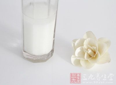 在飲食中還需要多吃一些低鈣的食物，少吃乳制品