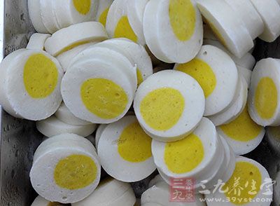 如果將丸子扔在地上，會發現它們的彈性比乒乓球的彈性還要好