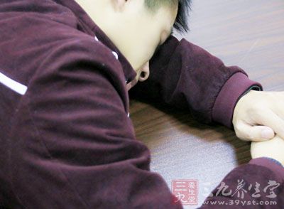 自己也困意襲來，趴在旁邊睡著了