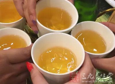 喝啤酒有人喜歡放在冰箱中冰鎮一下