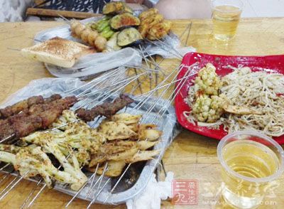 夏天的晚上吃燒烤、喝啤酒，那確實棒極了