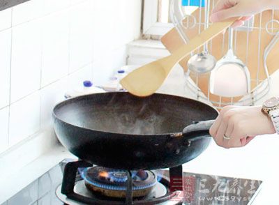 中國人的菜以煎、炒、炸等高溫烹調方式,但我們不知道,這種做法很容易產生大量油煙 中國人的菜以煎、炒、炸等高溫烹調方式,但我們不知道,這種做法很容易產生大量油煙