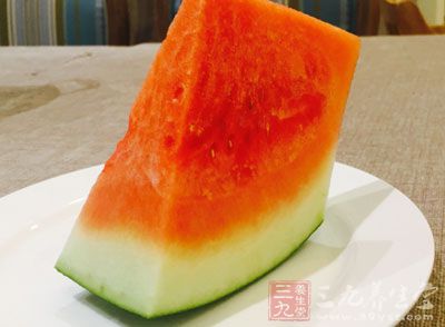 另外,夏季的美食還包括水果,如西瓜就是夏季必選的水果 另外,夏季的美食還包括水果,如西瓜就是夏季必選的水果