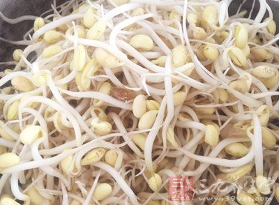 對於那些具有清熱解毒利濕作用的食物,如綠豆、豆芽、苦瓜等可以適量有選擇性的吃 對於那些具有清熱解毒利濕作用的食物,如綠豆、豆芽、苦瓜等可以適量有選擇性的吃