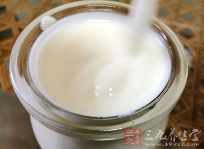 如今有些酸奶等奶制品中也含有益生菌，為避免影響藥物療效