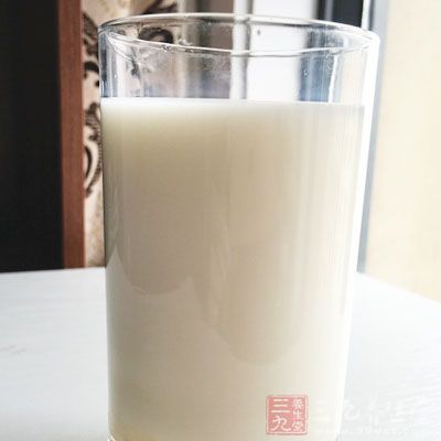 即使加班不能保證每頓都按時吃飯,也最好在此時間段內時吃些健康零食、水果,喝杯牛奶 即使加班不能保證每頓都按時吃飯,也最好在此時間段內時吃些健康零食、水果,喝杯牛奶